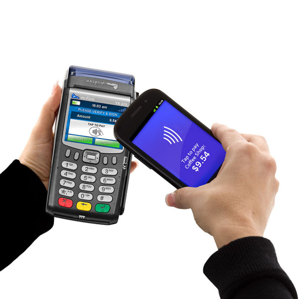 Платежный терминал VeriFone Vx675 во время работы