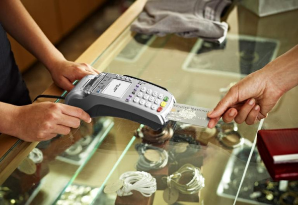 Платежный терминал VeriFone Vx520 во время работы